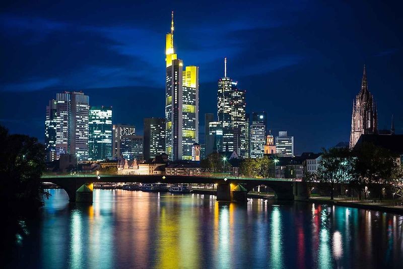 Pohled na Commerzbank Tower z dálky.
