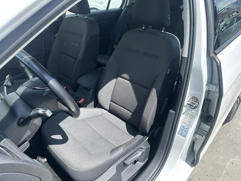 Volkswagen e-Golf (2020) 100kW, rezervace - fotka 10 z 30