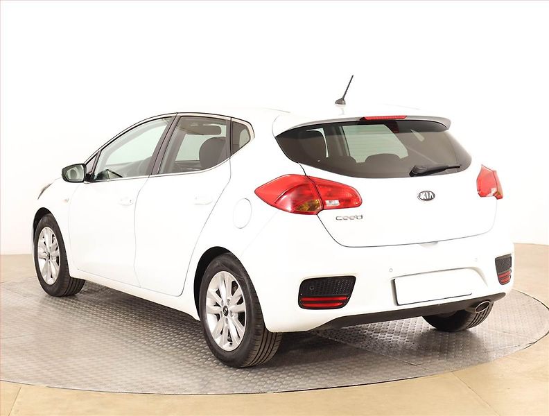Kia Ceed (2018) Silver 1.4 CVVT, Serv.kniha - fotka 4 z 16