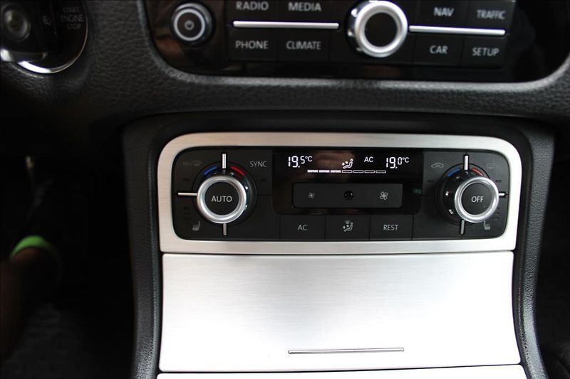 Volkswagen Touareg 3,0 TDi  4 x 4, AUTOMAT, DPH - fotka 29 z 40