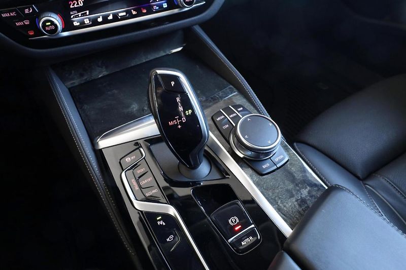 BMW Řada 5 530d xDrive Touring - fotka 12 z 30