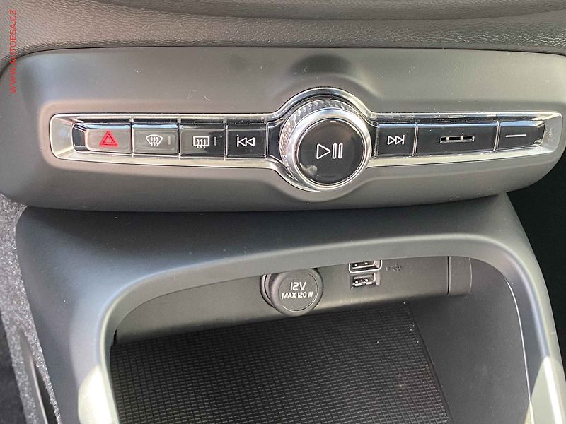 Volvo XC40 (2021) 1.5i, ČR, Momentum, AT, LED - fotka 13 z 17