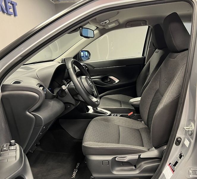 Toyota Yaris 1,8 Hybrid AT AWD Comfort Tech - fotka 8 z 16