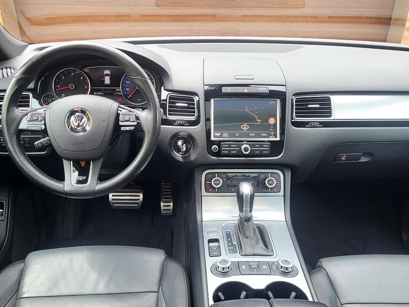 Volkswagen Touareg (2014) 4.2TDi V8 250KW*R-LINE*PANORAM - fotka 34 z 55