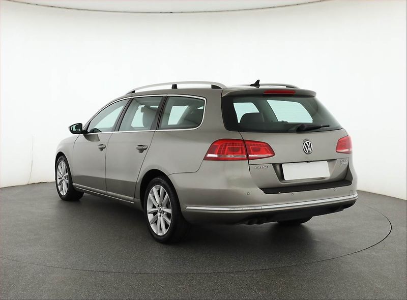 Volkswagen Passat (2013) Highline 2.0 TDI, Automat - fotka 4 z 14