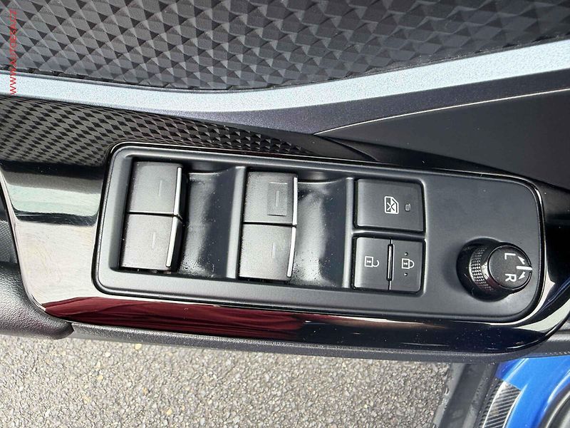 Toyota C-HR (2020) 1.8VVT-i Hybrid, 1.maj,ČR - fotka 11 z 17