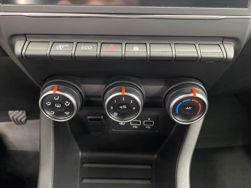 Renault Clio 1,0 TCe 74kw LED 1. maj. ČR - fotka 20 z 26