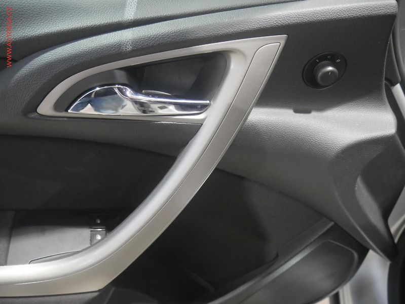 Opel Astra (2011) 1.4T, AC, tempo - fotka 11 z 14