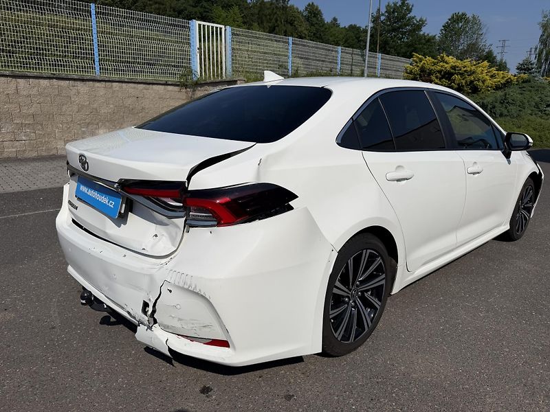 Toyota Corolla 1,5i 92kW manual navi. závěs - fotka 4 z 21