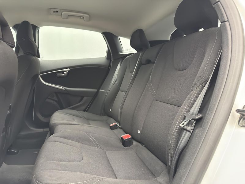 Volvo V40 D2 MOMENTUM CZ - fotka 6 z 39