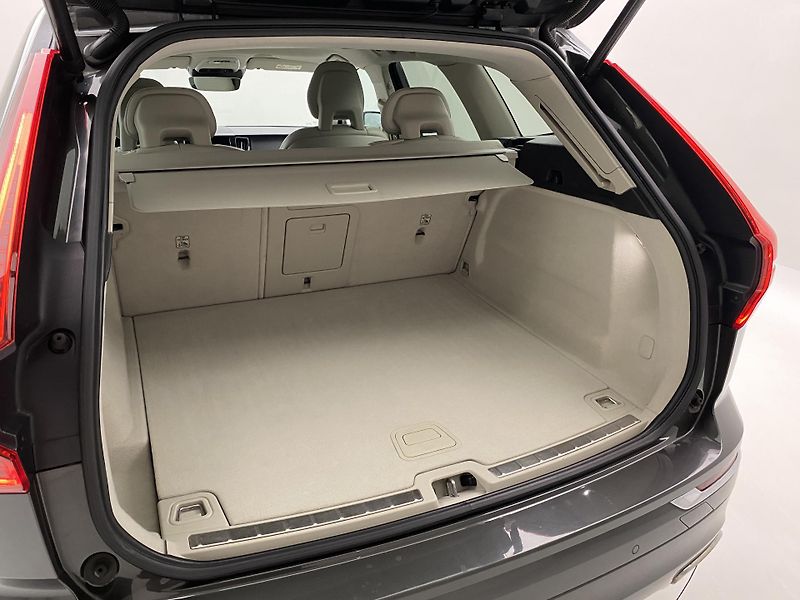 Volvo XC60 D4 AWD INSCRIPTION REZERVACE - fotka 6 z 45