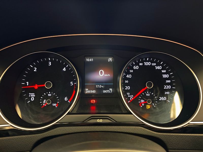 Volkswagen Passat (2017) 2.0 TDi Highline ACC Manuál - fotka 18 z 36