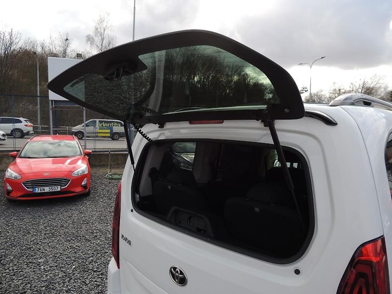 Toyota ProAce City Verso (2023) 1.2T,81kw,Family,7míst,1maj.ČR - fotka 16 z 76
