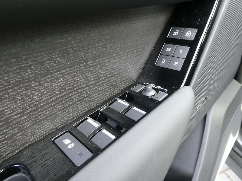 Land Rover Range Rover Velar Dynamic SE P400e - fotka 12 z 37