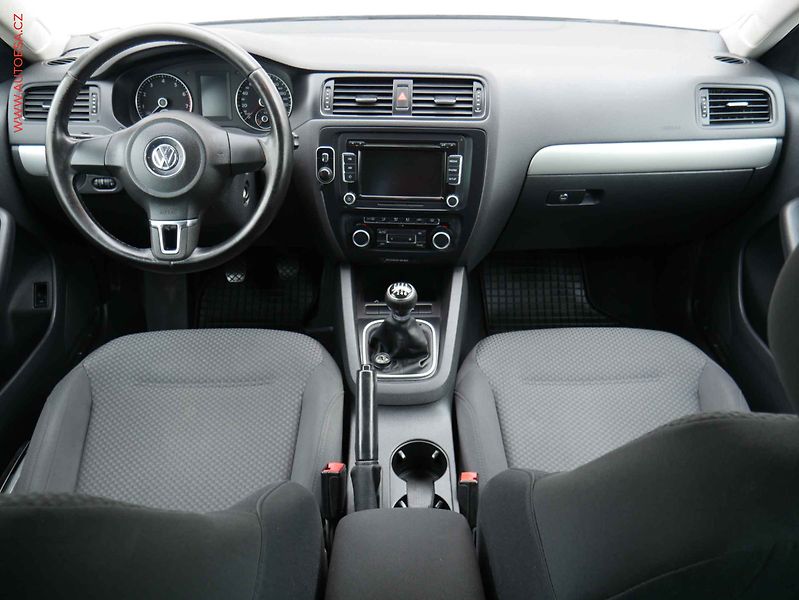 Volkswagen Jetta (2012) 1.2TSi, ČR, AAC, tempo - fotka 8 z 17