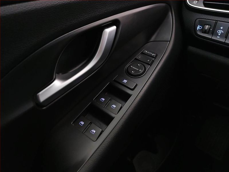 Hyundai i30 (2018) 1.4 T-GDI, Navi, Xenony - fotka 16 z 16