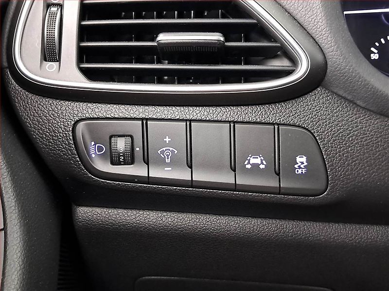 Hyundai i30 (2017) 1.0 T-GDI, Tempomat - fotka 18 z 19