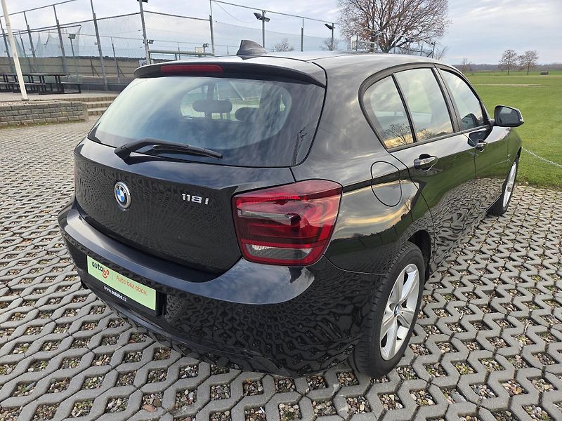 BMW Řada 1 (2011) 118i 125 kW, sport, xenon - fotka 6 z 23