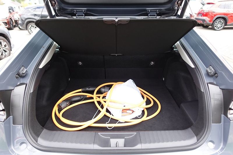 Toyota Prius 2,0 PHEV Plug-in Executive - fotka 16 z 36