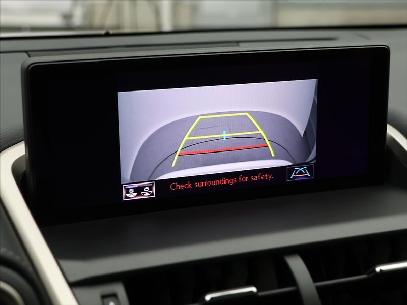 Lexus NX 300h 2,5 145 kW 4WD Prestige - fotka 25 z 33