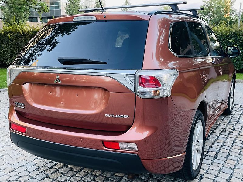 Mitsubishi Outlander 2.2D 4x4 7MÍST KAMERA SERVISKA - fotka 13 z 47