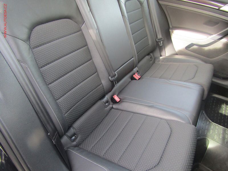Volkswagen Golf (2015) 1.6TDi, ČR, DSG, park.asist - fotka 9 z 20