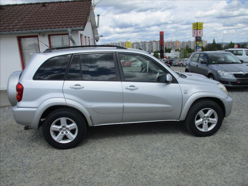 Toyota RAV4 2,0 D4D, klima,4x4,servis,tažn - fotka 4 z 34