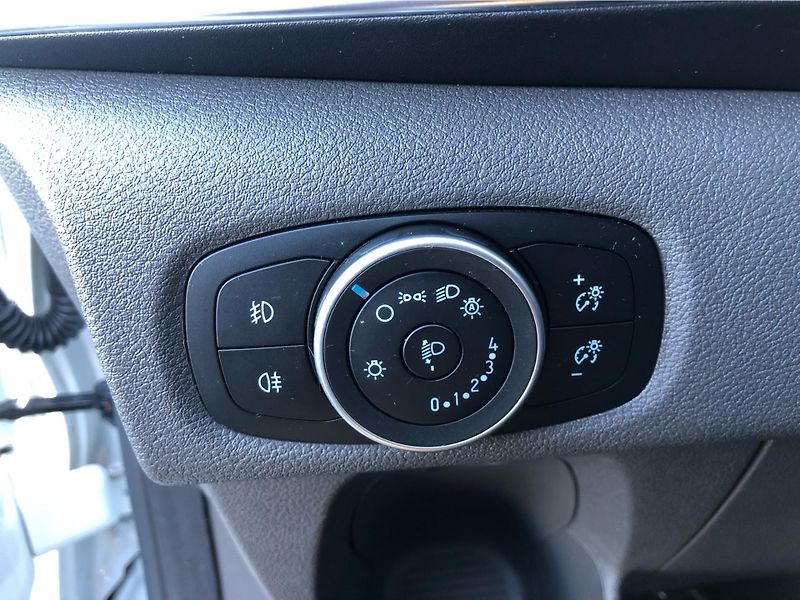 Ford Tourneo Custom 2.0 TDCi  8 Míst - fotka 16 z 26