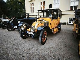 Jako v knize Dědeček automobil si připadali návštěvníci Nového zámku v Kostelci nad Orlicí