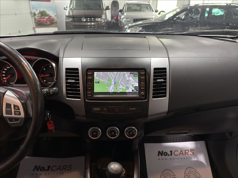 Citroën C-Crosser 2,2   HDI 4X4 EXCLUSIVE XENON - fotka 19 z 38