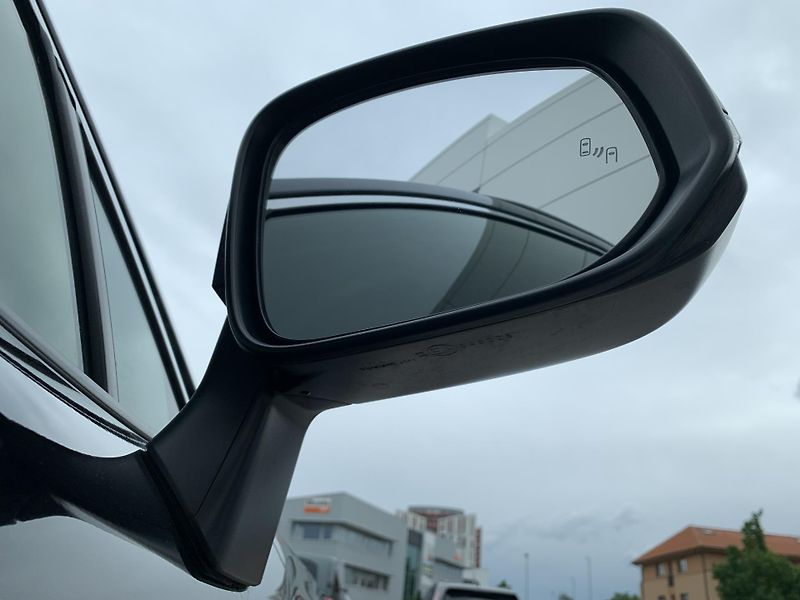 Toyota Corolla Cross STYLE TECH 2.0 HEV 143kW AT - fotka 30 z 32