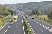Elektromobily mohou jezdit po dálnicích bez dálniční známky. Změní se to?