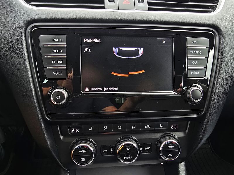 Škoda Octavia 1.4TSI 110KW Bi XENON NAVI 1Ma - fotka 27 z 30