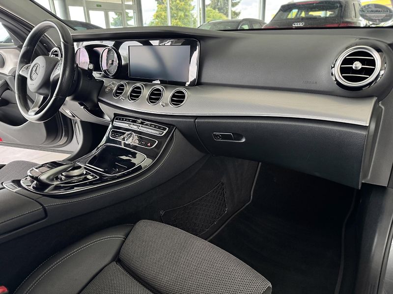 Mercedes-Benz Třídy E 220d 4Matic AMG*REZERVACE! - fotka 13 z 40