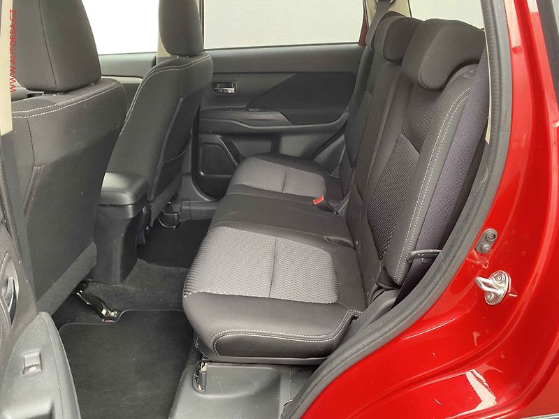 Mitsubishi Outlander (2017) 2.0 2WD, Invite, kamera, +ALU - fotka 10 z 17