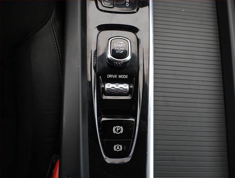 Volvo XC60 (2021) B4 AWD, 4X4,Automat,MHEV,45TKM - fotka 11 z 18