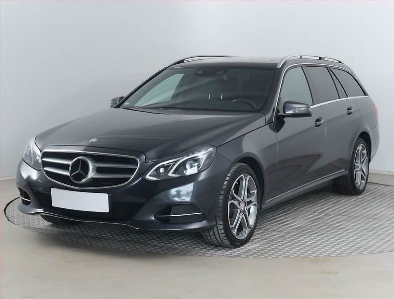 Mercedes-Benz Třídy E (2013) Edition E 300 BlueTEC, Automat - fotka 2 z 20