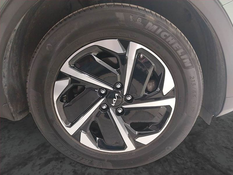 Kia Sportage (2023) 1.6 T-GDI MHEV - fotka 15 z 19