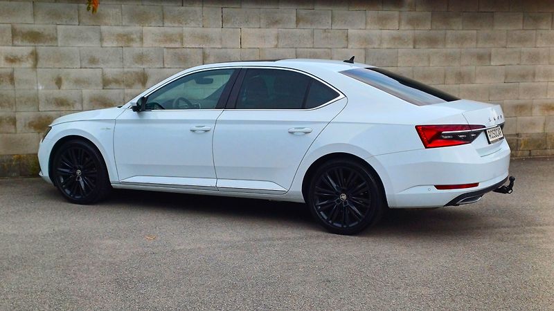 Škoda Superb L&K 147kW TDI 4x4 WEBA-PANO-TZ - fotka 7 z 50