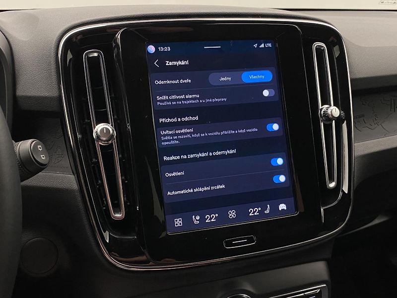 Volvo XC40 PURE ELECTRIC RECHARGE PLUS - fotka 50 z 55