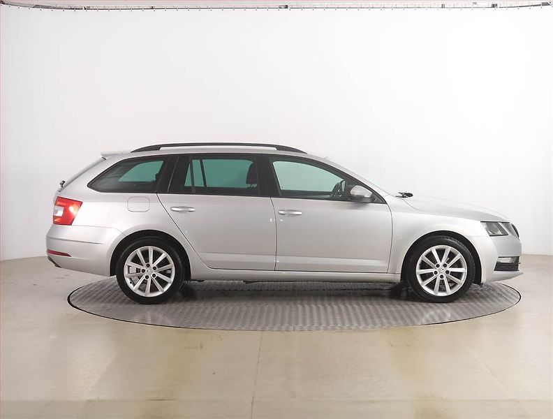 Škoda Octavia (2017) 1.6 TDI, Tempomat - fotka 6 z 17