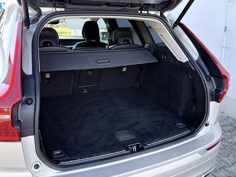 Volvo XC60 B4 AWD INSCRIP. // nezáv. top. - fotka 15 z 48