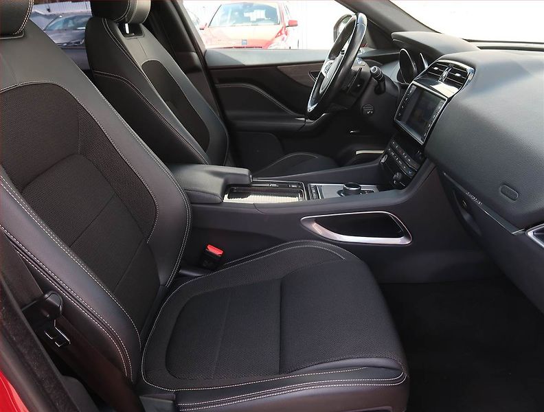 Jaguar F-Pace (2017) 20d AWD, 4X4, Automat - fotka 9 z 22
