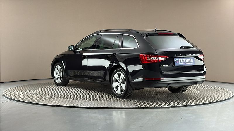 Škoda Superb 2.0 TDI Ambition Combi - fotka 2 z 29