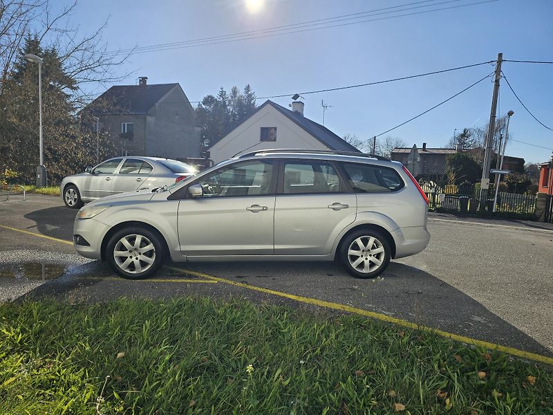 Ford Focus (2011) 1.6i, KLIMA - fotka 2 z 19