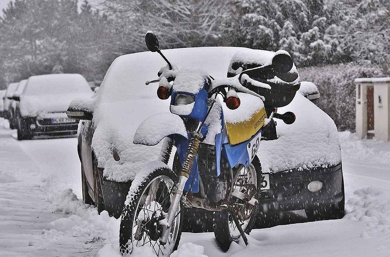 Většina majitelů motorek u nás uloží své jednostopé miláčky k zimnímu spánku.