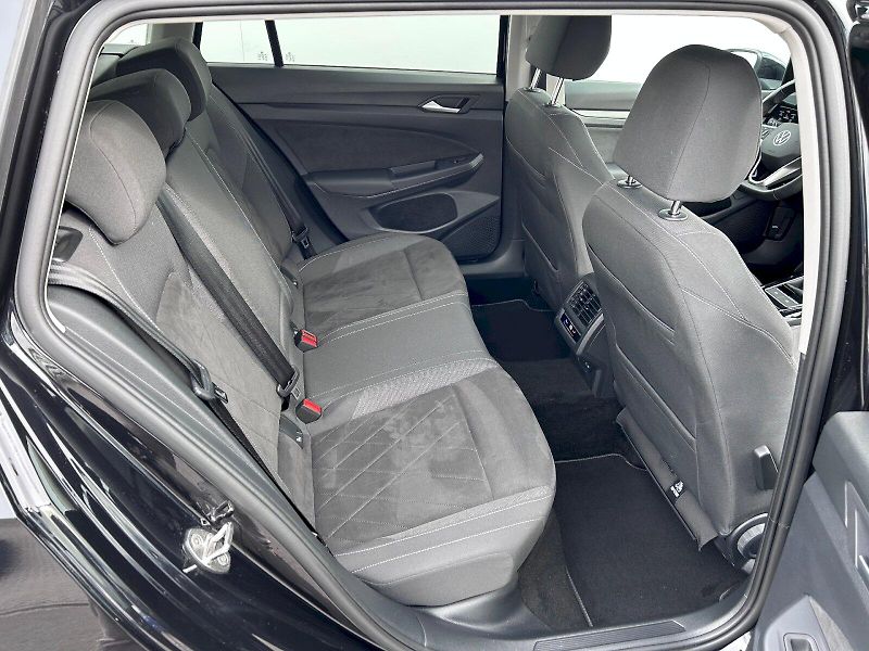 Volkswagen Golf (2023) 1.5 TSI 110kW Style - fotka 26 z 35