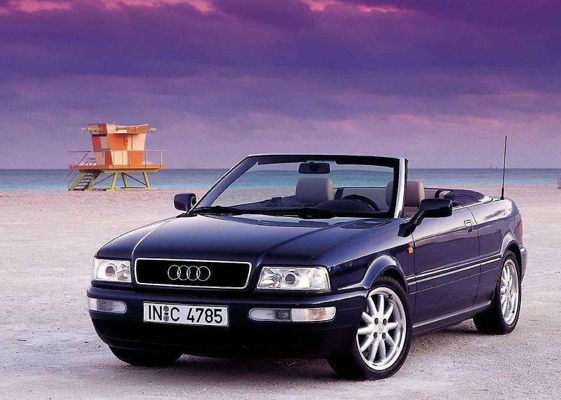 Audi A4 se v první generaci chlubila nápaditými propagačními snímky.