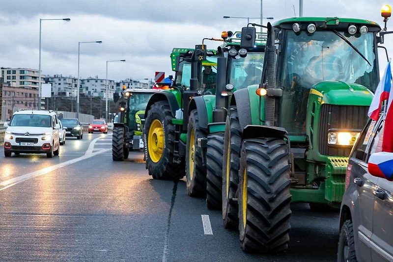 Demonstrace zemědělců před ministerstvem zemědělství a blokáda pražské magistrály. Na snímku je traktor John Deere 7730.