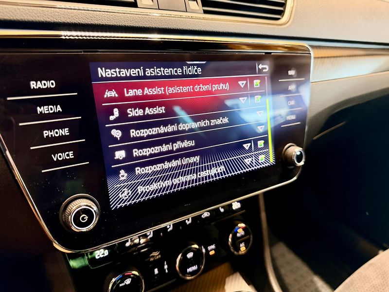Škoda Superb 2.0 TDi DSG 4x4 Sportline - fotka 13 z 33